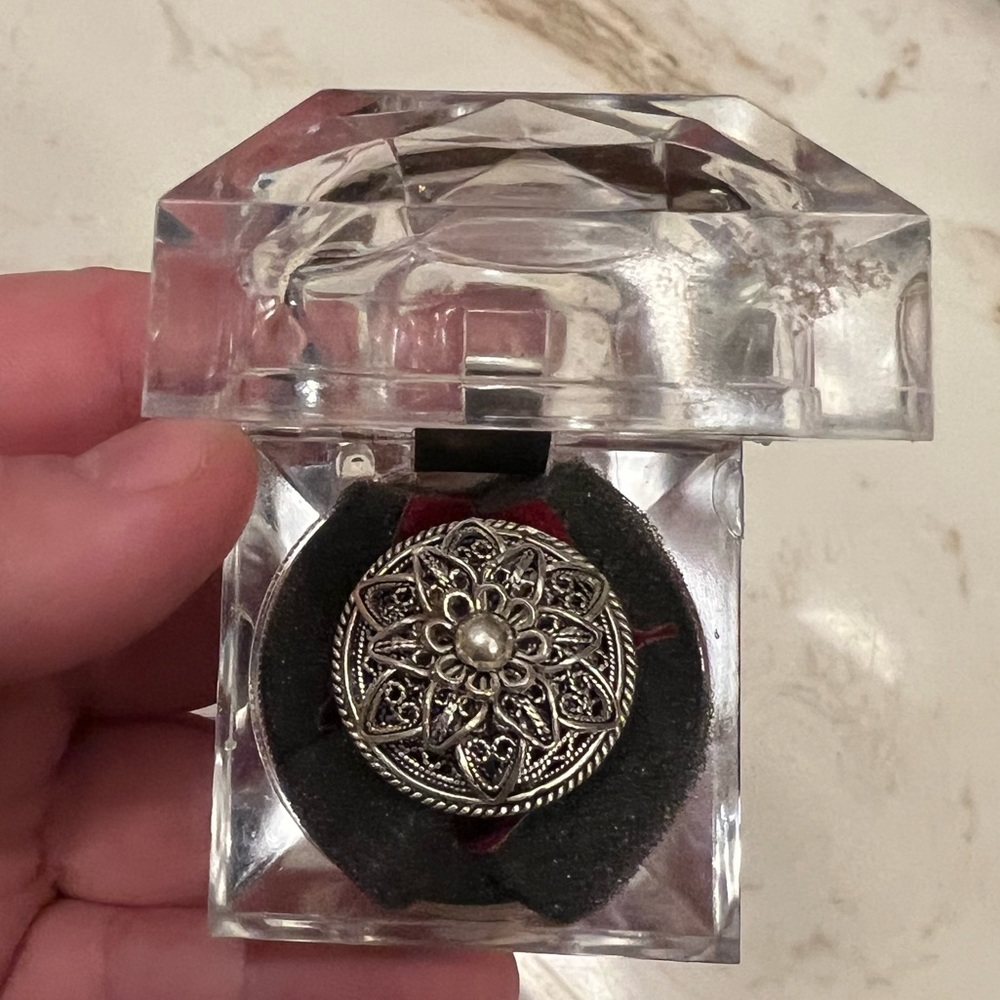Gorgeous antique 825 silver ring.